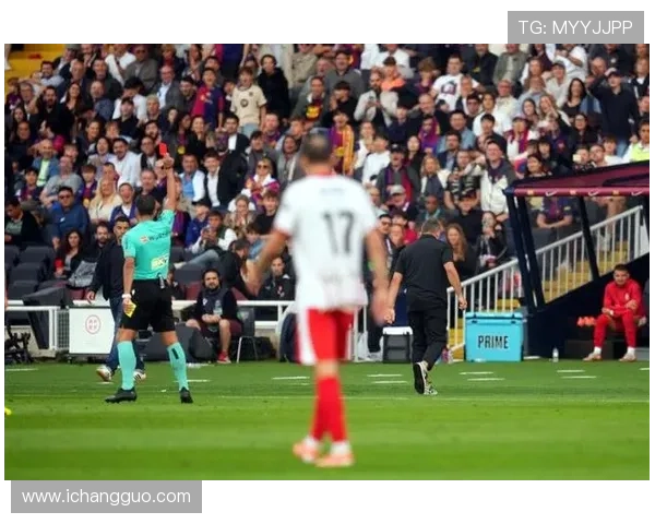 奥林匹亚科斯中场怒斥裁判十人应战巴萨遭遇离谱红牌判罚